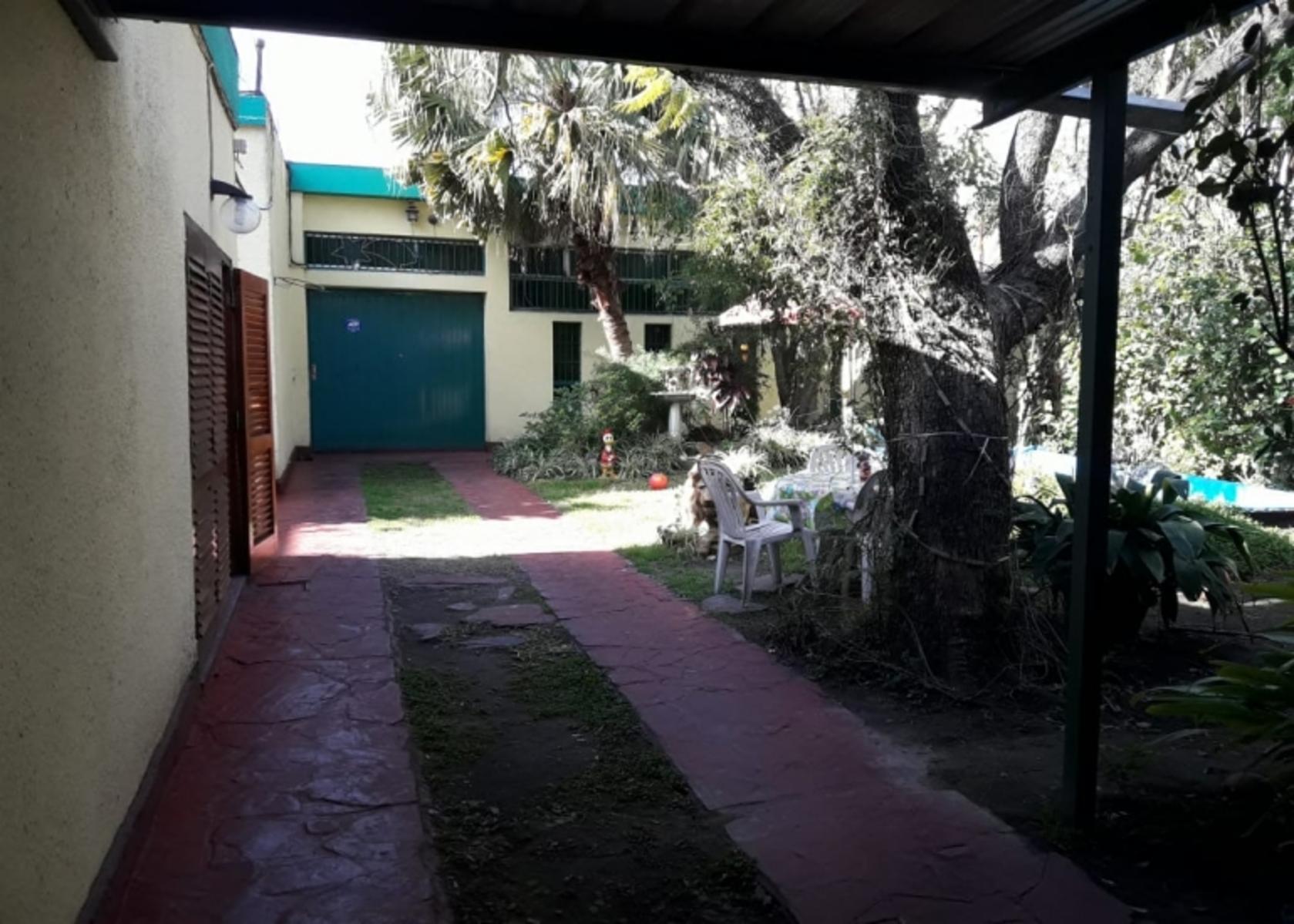 Lote con Galpon - Villa Luzuriaga IDEAL CONSTRUCTOR.
