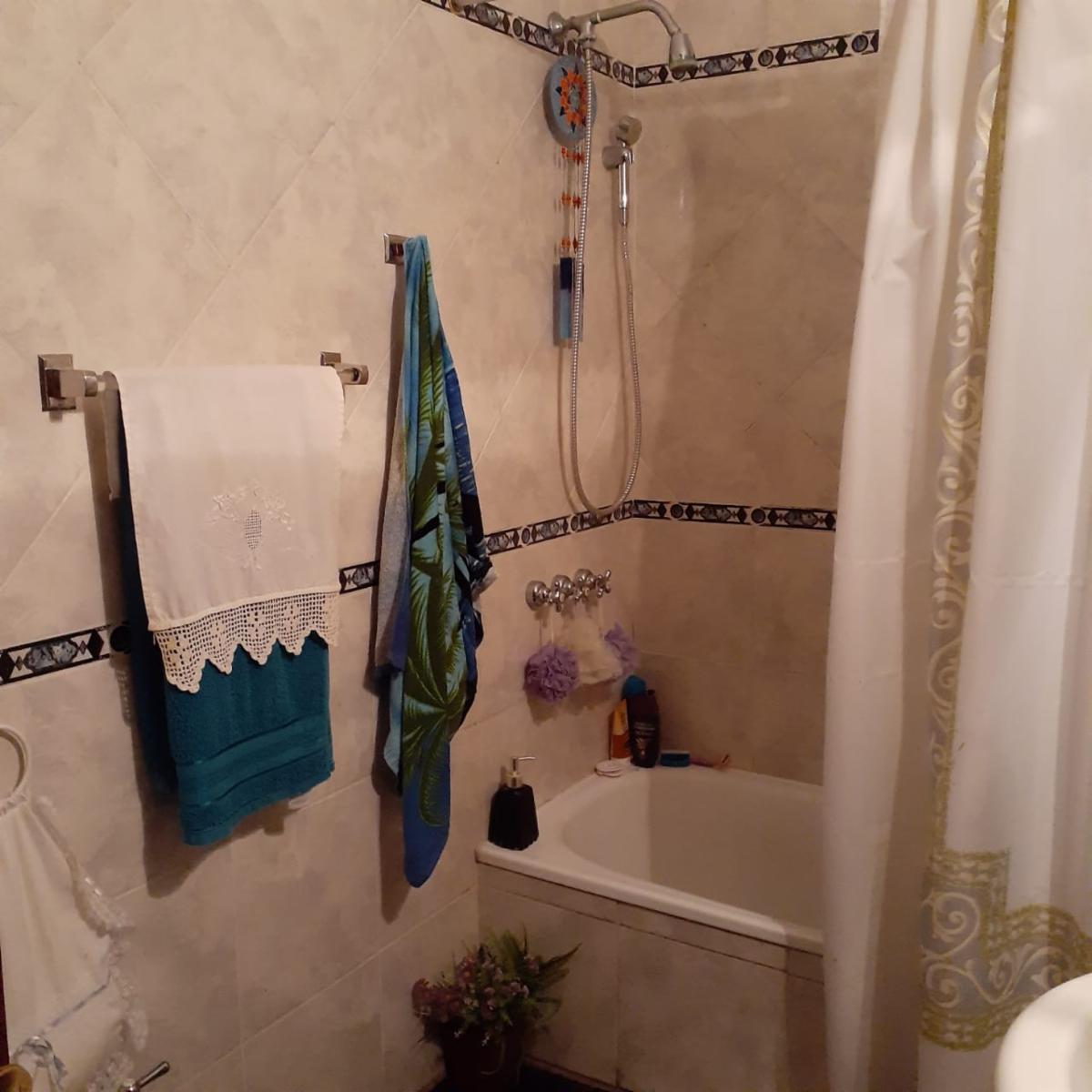 CASA PH EN 2 PLANTAS AL FRENTE RAMOS MEJIA — foto 11