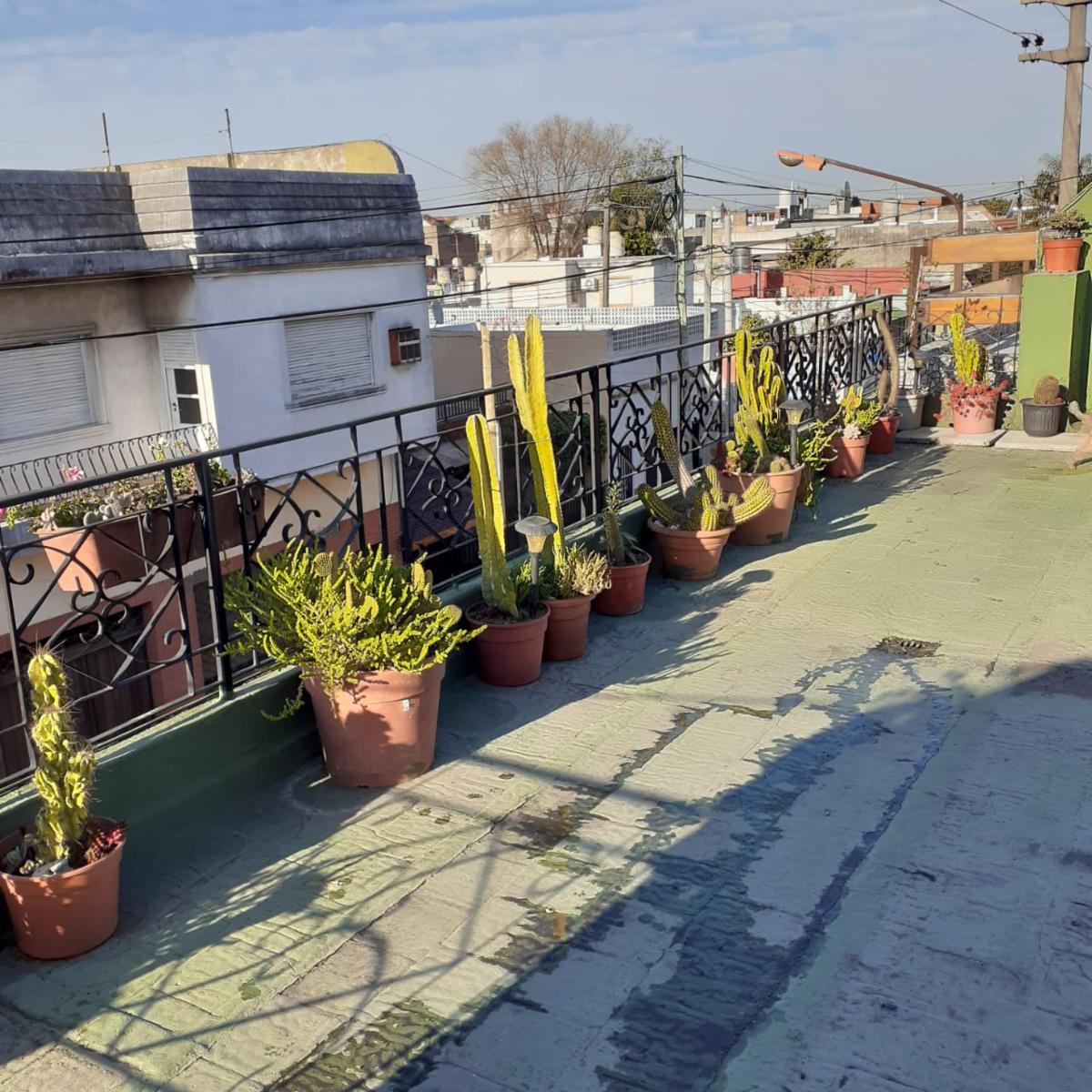 CASA PH EN 2 PLANTAS AL FRENTE RAMOS MEJIA — foto 12