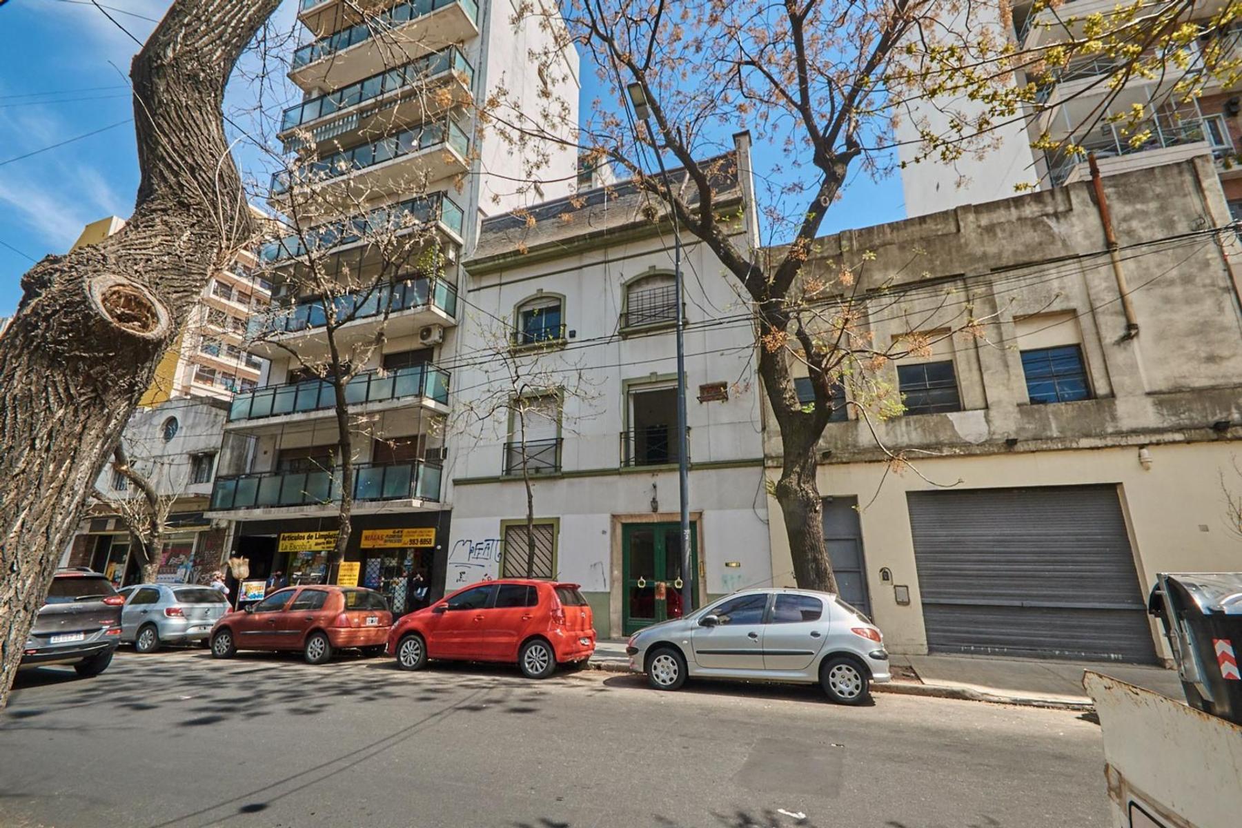 Almagro. 3 Amplios Ambientes. Muy Luminoso. con Balcón