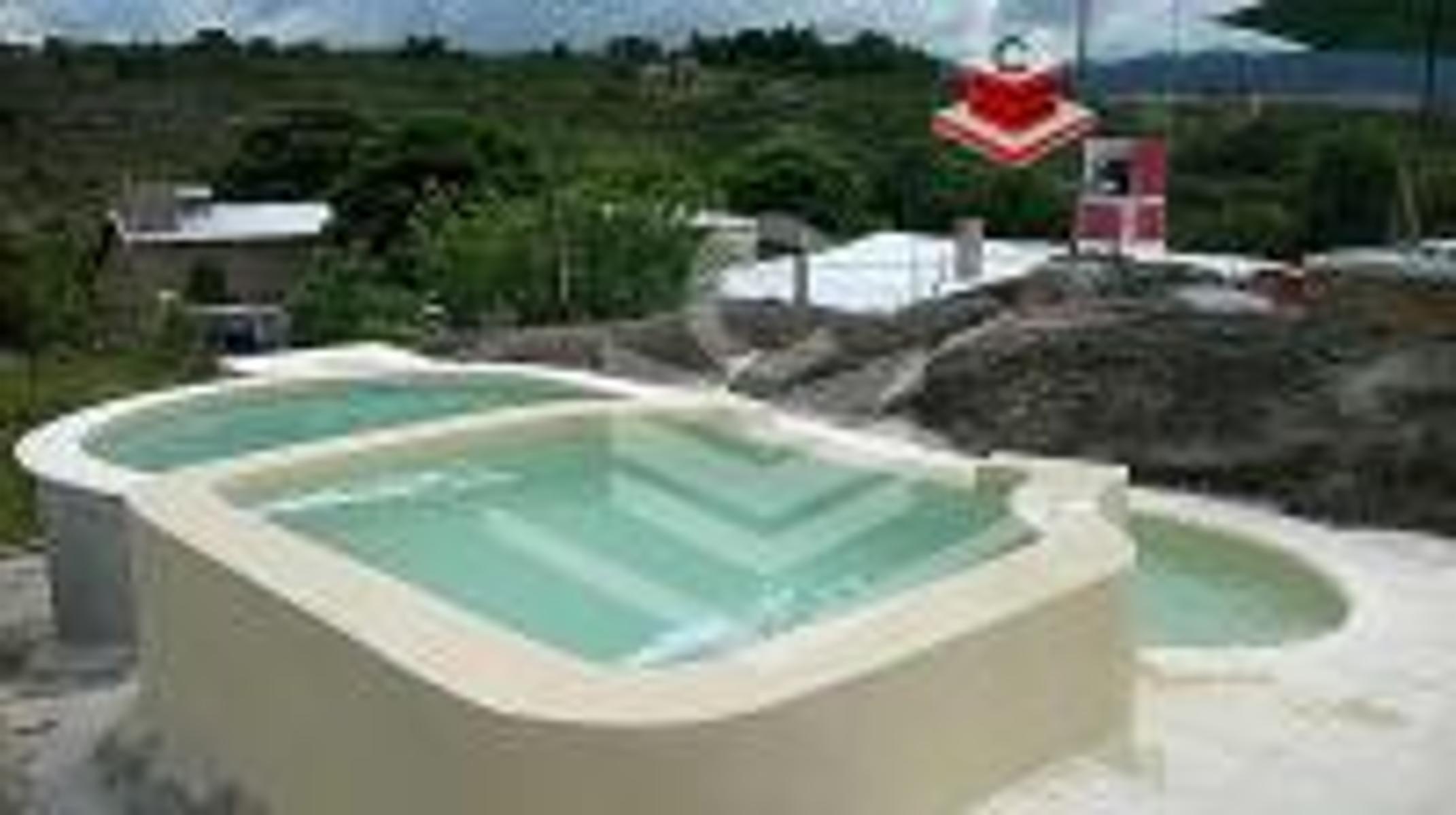 Nºref 911 -Hermosa Casa con pileta a 100 mtrs aprox del Rio Mallin en P.Siquiman — foto 3