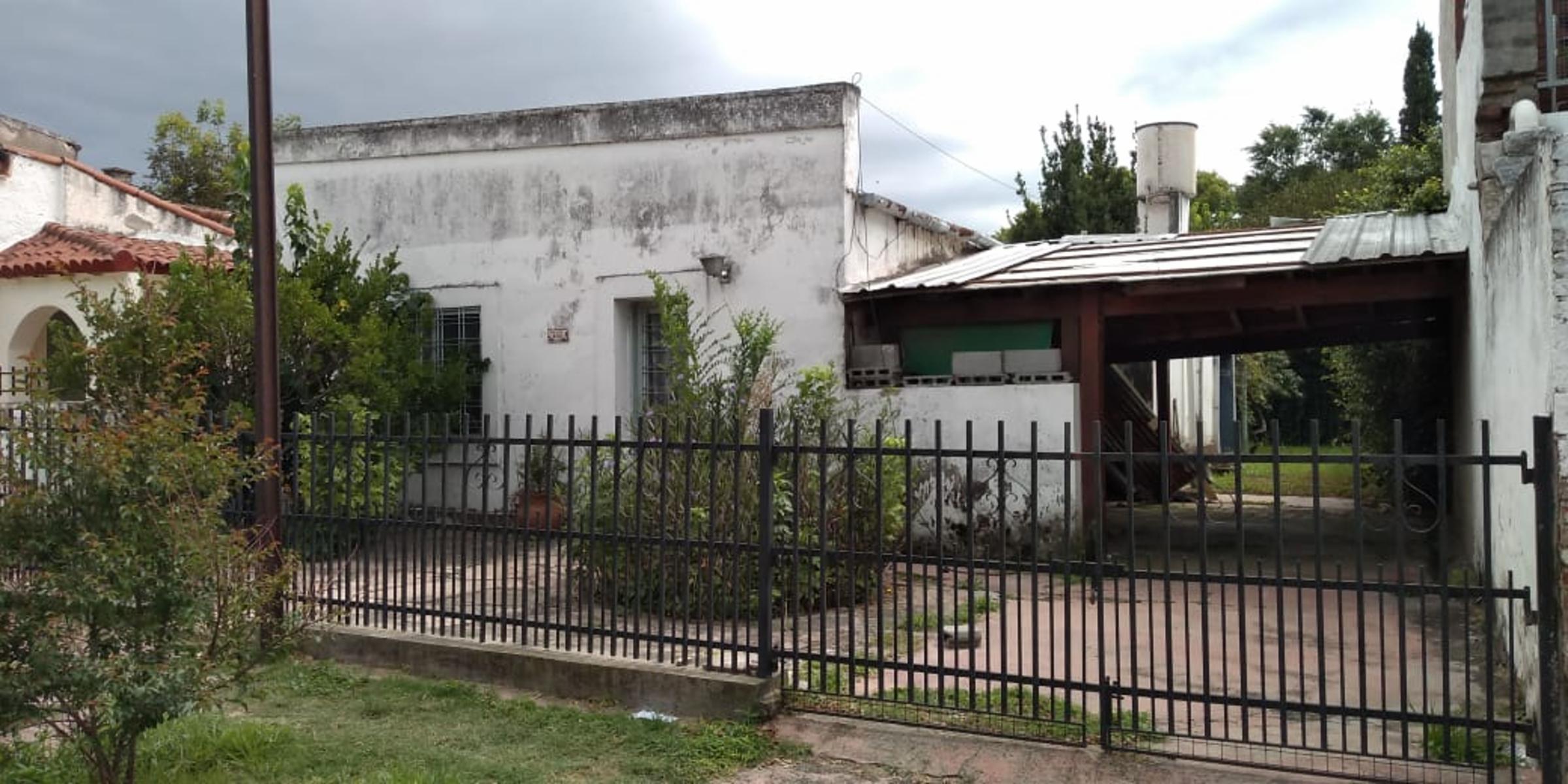 Nºref : 1124 -CASA CON DETALLES A RE FACCIONAR EN LA ZONA CÉNTRICA DE COSQUÍN.
