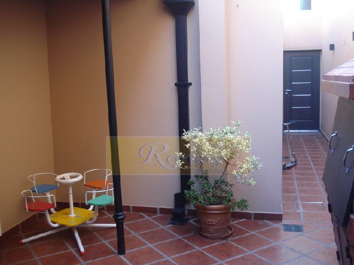 Venta de Casa Lote propio
Distribución: 2 Ph: Uno de 3 amb. a nuevo y al fte. a reciclar