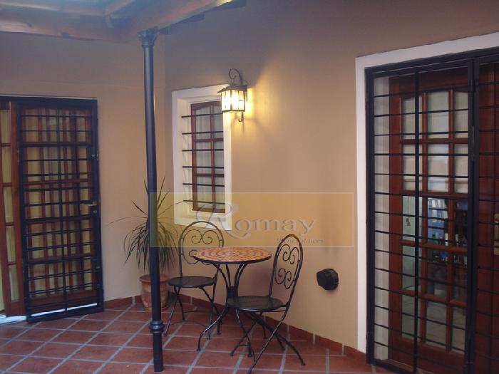Venta de Casa Lote propio
Distribución: 2 Ph: Uno de 3 amb. a nuevo y al fte. a reciclar — foto 2
