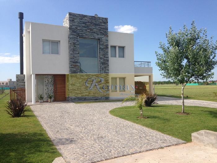 Excelente casa en 2 niveles 4 ambientes Piscina y Parque,
Haras del Sur, U$S410.000. - 1
