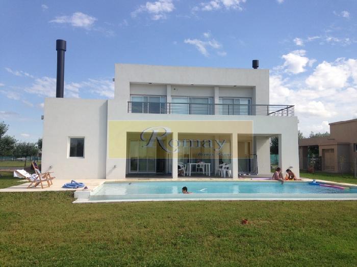 Excelente casa en 2 niveles 4 ambientes Piscina y Parque,
Haras del Sur, U$S410.000. - 2