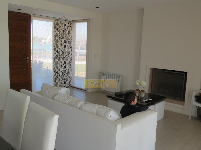 Excelente casa en 2 niveles 4 ambientes Piscina y Parque,
Haras del Sur, U$S410.000. - 3