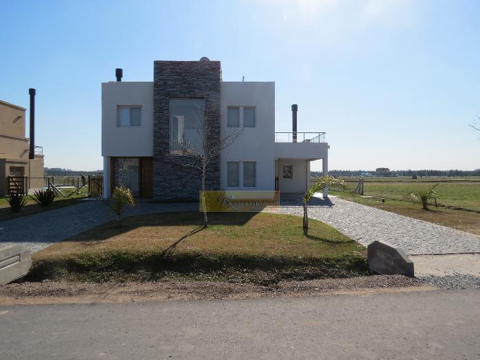 Excelente casa en 2 niveles 4 ambientes Piscina y Parque,
Haras del Sur, U$S410.000. - 6
