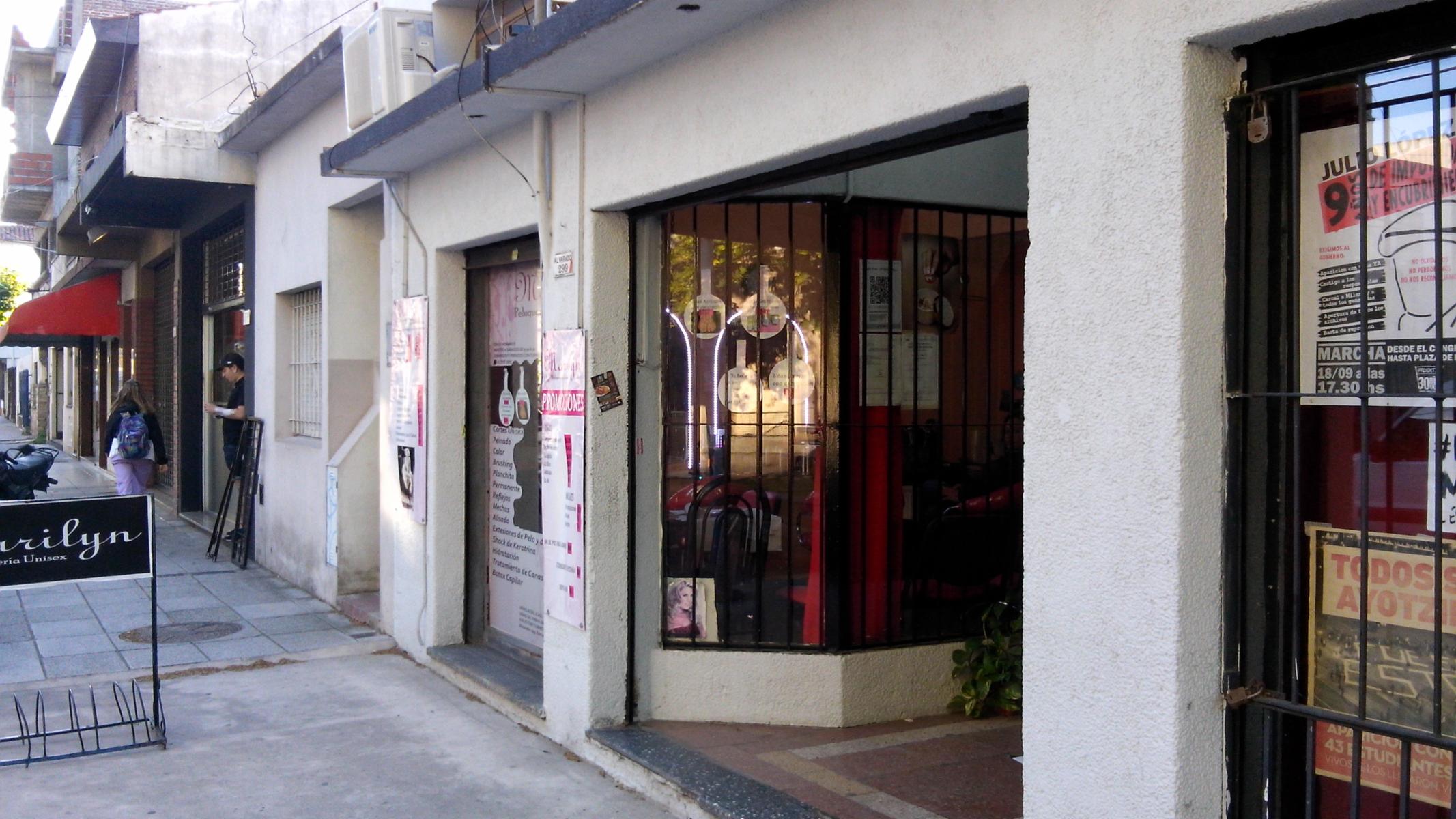Local comercial al frente en pequeña galeria Ramos Mejia - 1