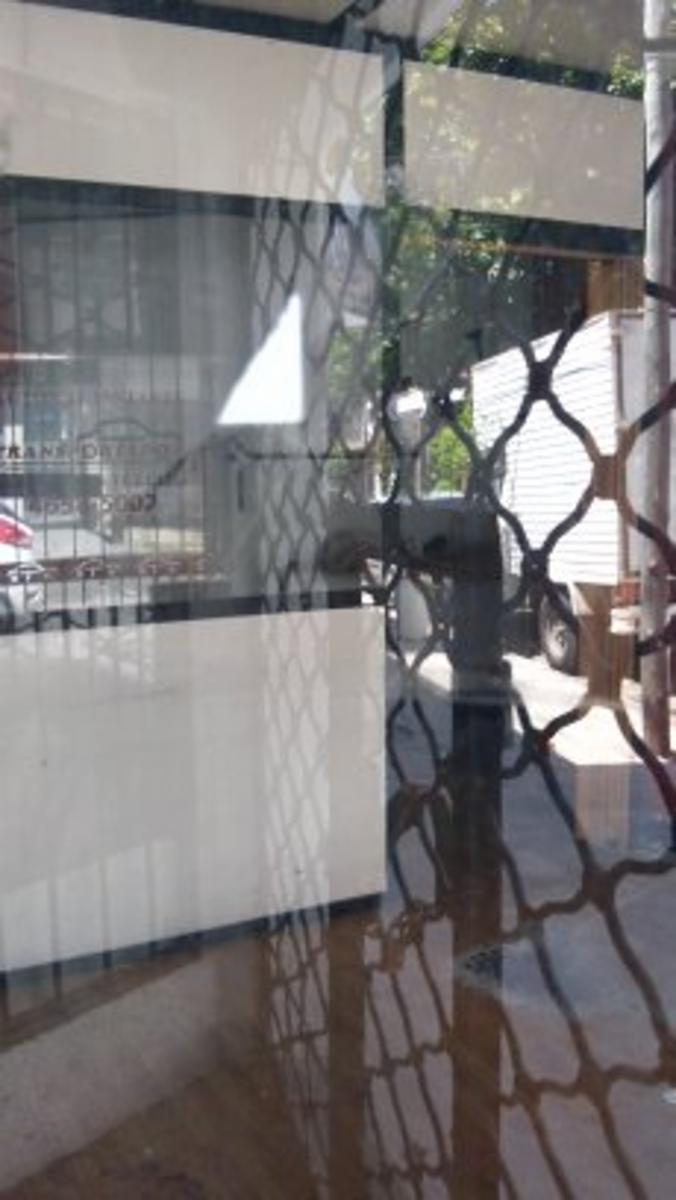 Local comercial al frente en pequeña galeria Ramos Mejia - 2