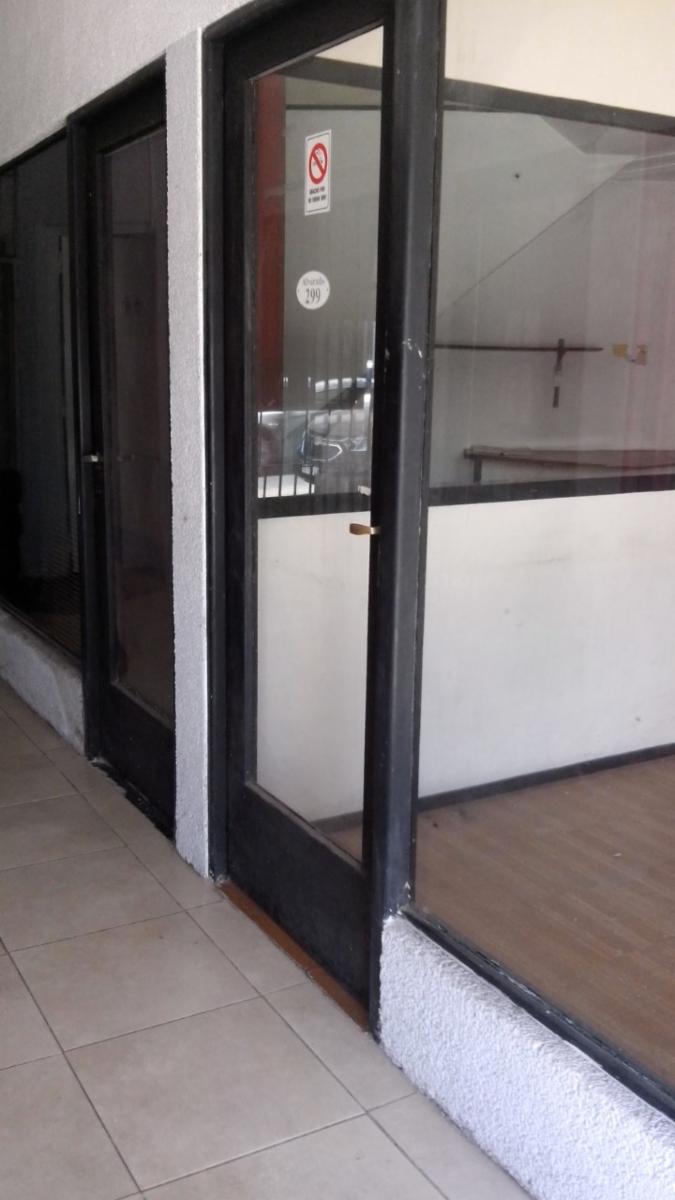 Local comercial al frente en pequeña galeria Ramos Mejia - 3