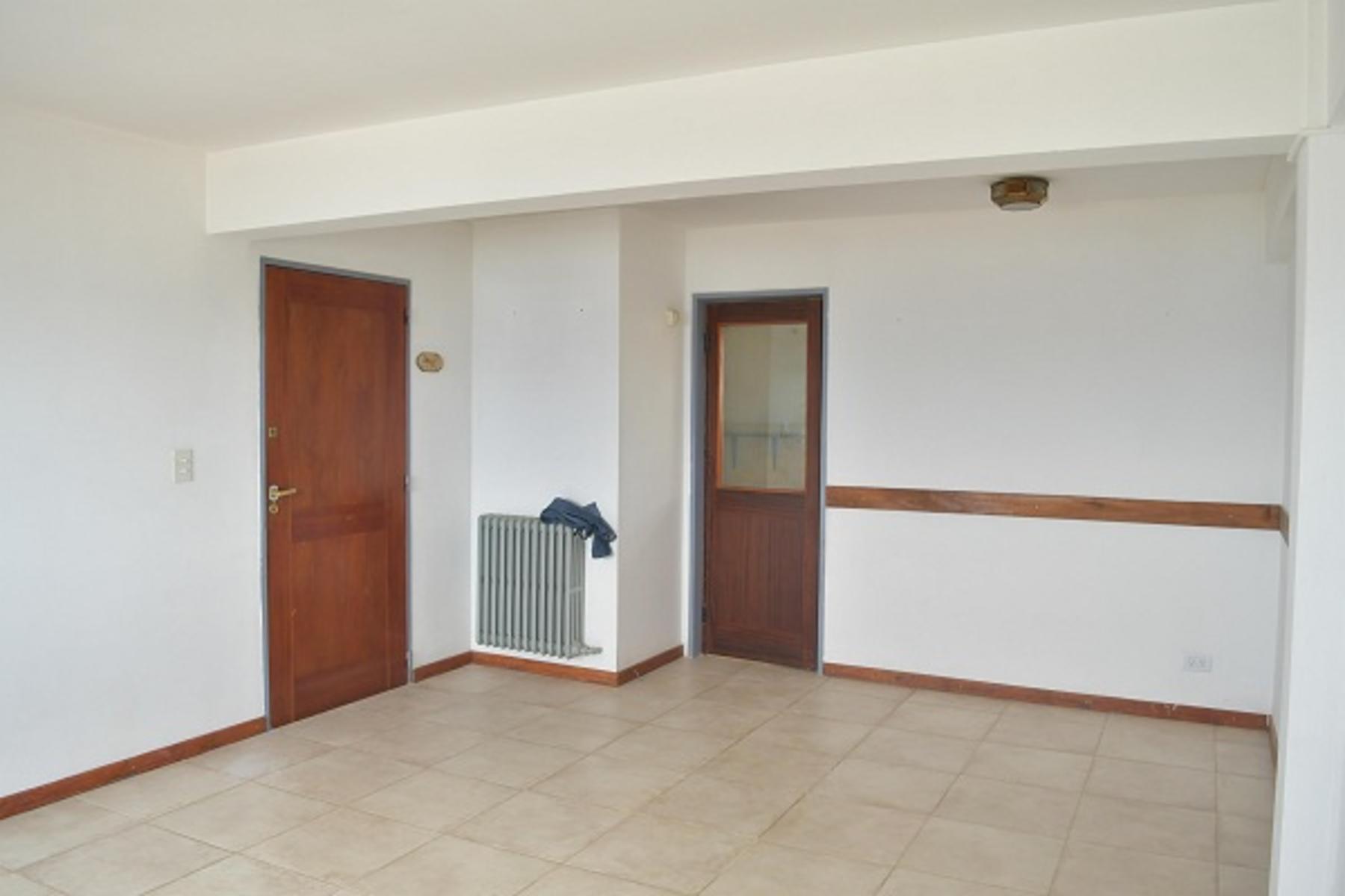 Amplio Departamento céntrico de 2 dormitorios con excelente vista al Lago — foto 3