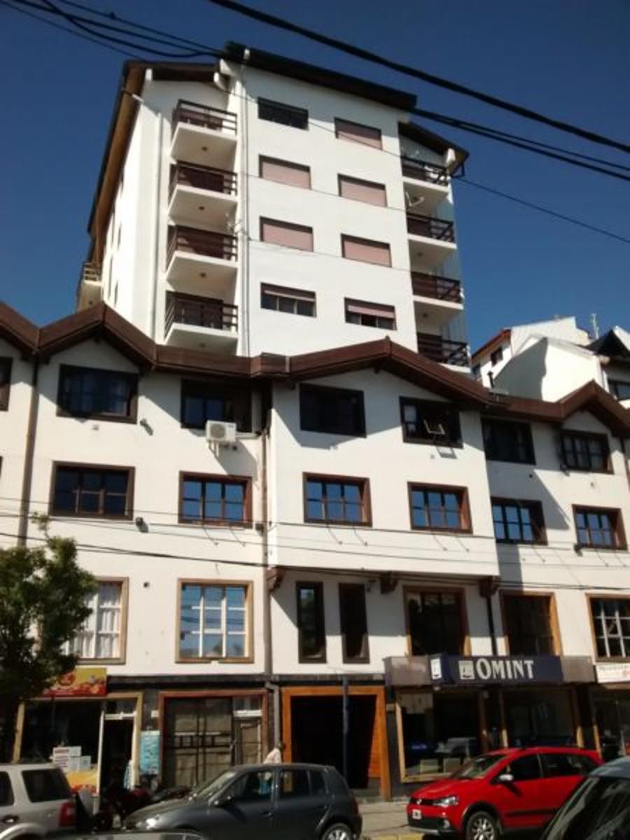 Departamento de 3 dormitorios y dos baños sobre Mitre, con vista al lago y cochera - 1