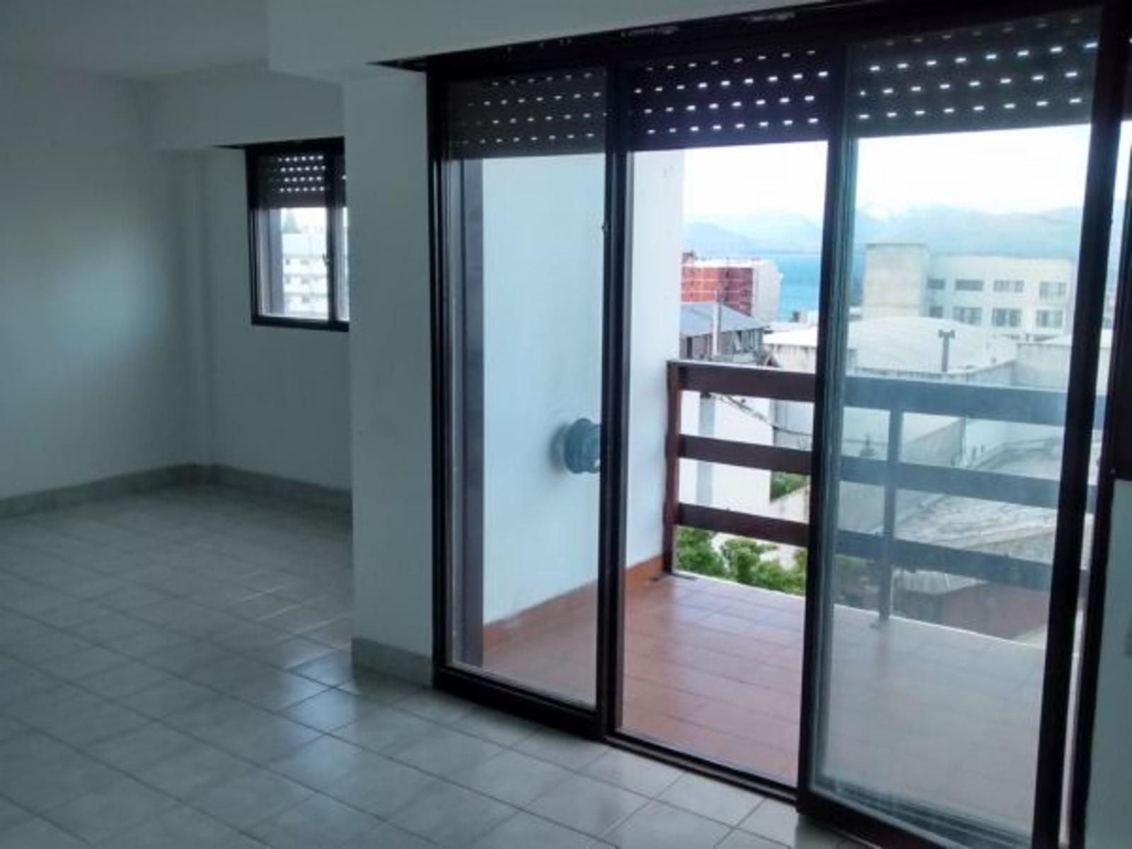 Departamento de 3 dormitorios y dos baños sobre Mitre, con vista al lago y cochera — foto 2