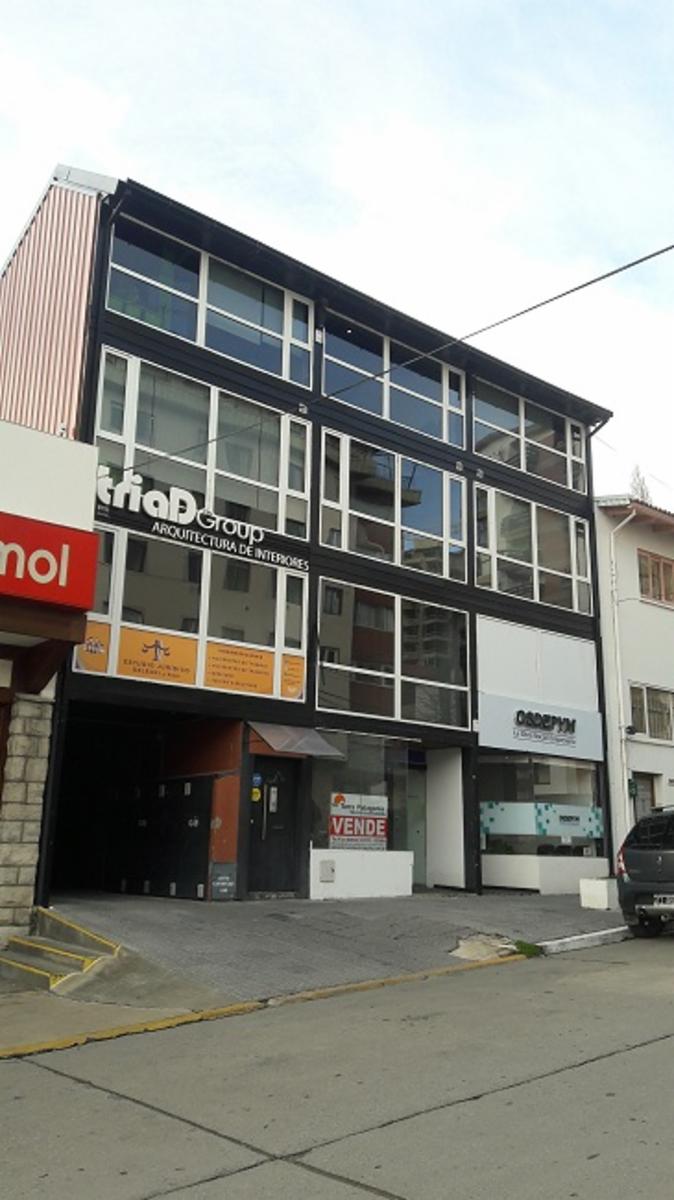 OPORTUNIDAD. Amplio Local con doble altura a metros de calle Mitre