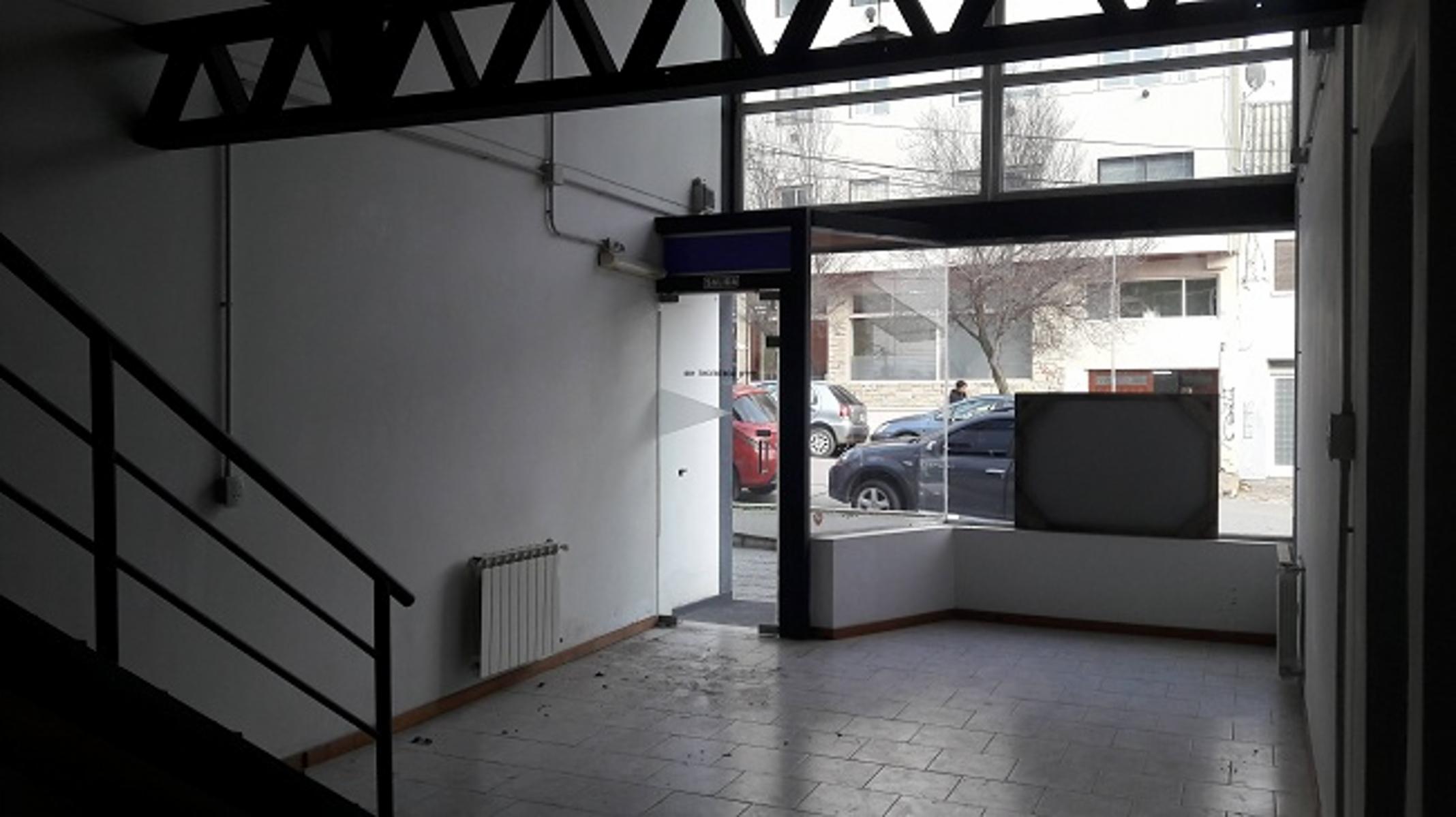 OPORTUNIDAD. Amplio Local con doble altura a metros de calle Mitre — foto 3