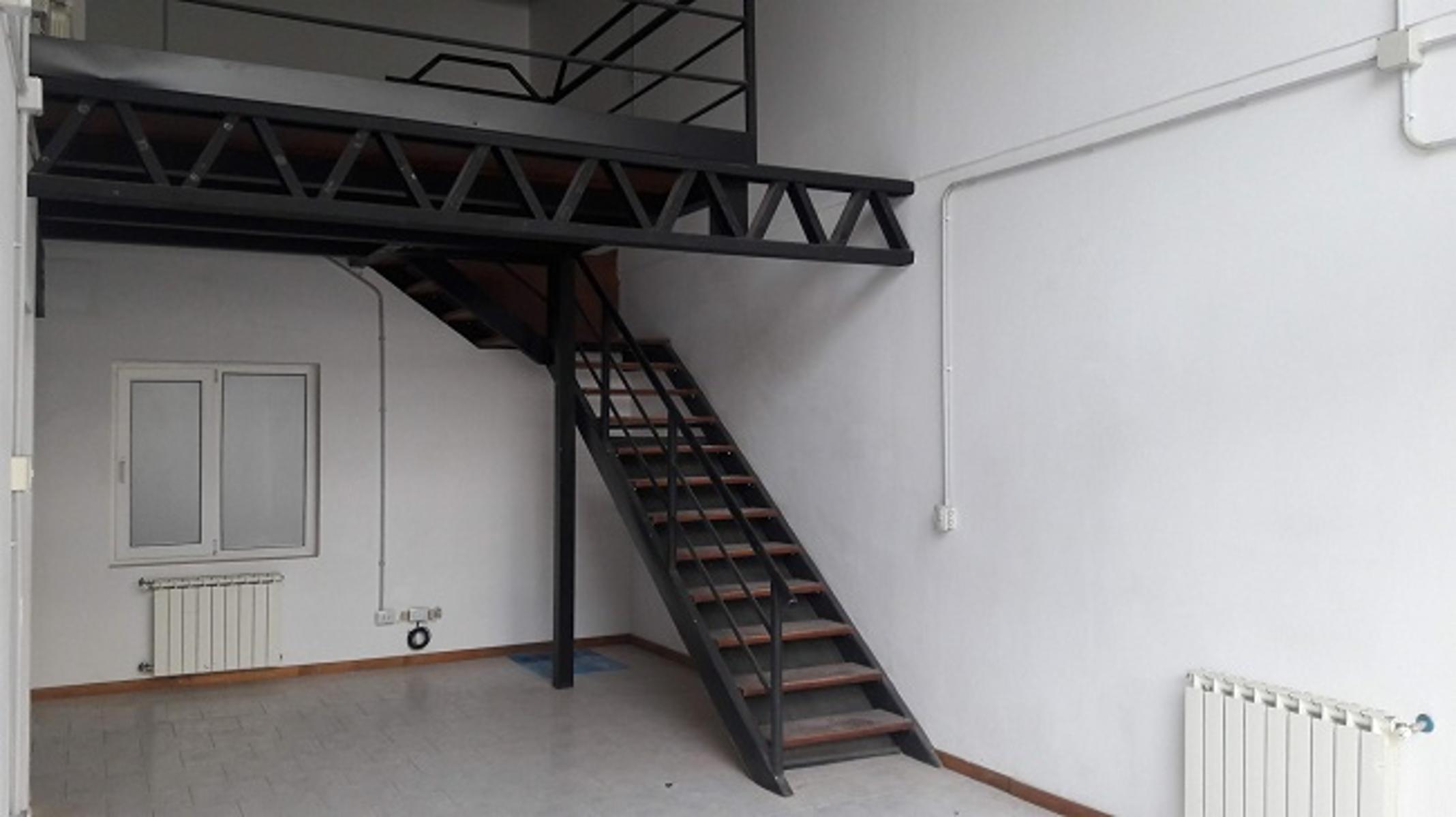 OPORTUNIDAD. Amplio Local con doble altura a metros de calle Mitre — foto 4