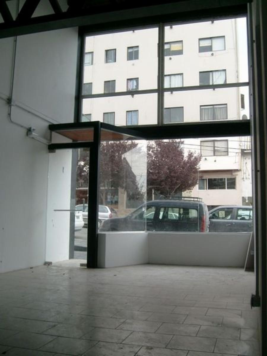 OPORTUNIDAD. Amplio Local con doble altura a metros de calle Mitre — foto 5