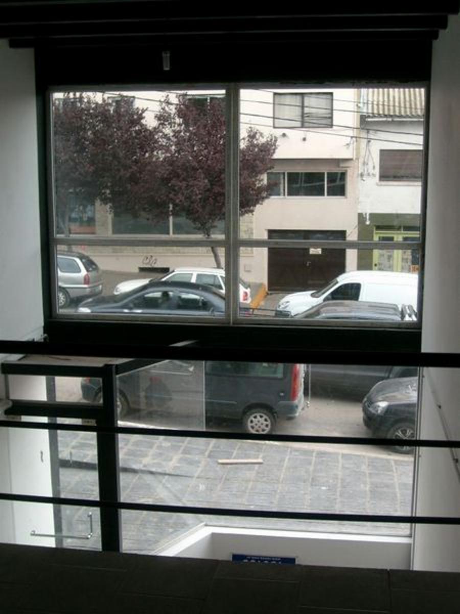 OPORTUNIDAD. Amplio Local con doble altura a metros de calle Mitre — foto 6