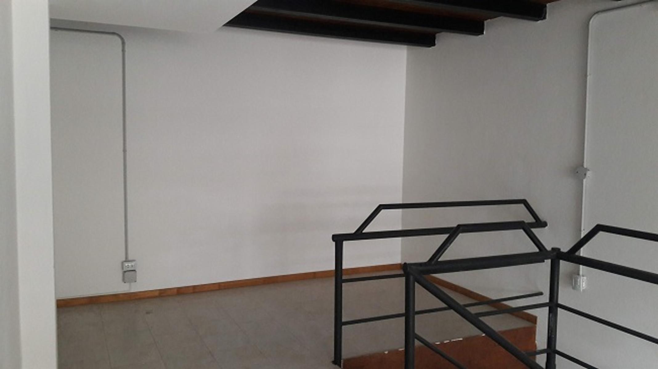 OPORTUNIDAD. Amplio Local con doble altura a metros de calle Mitre — foto 8