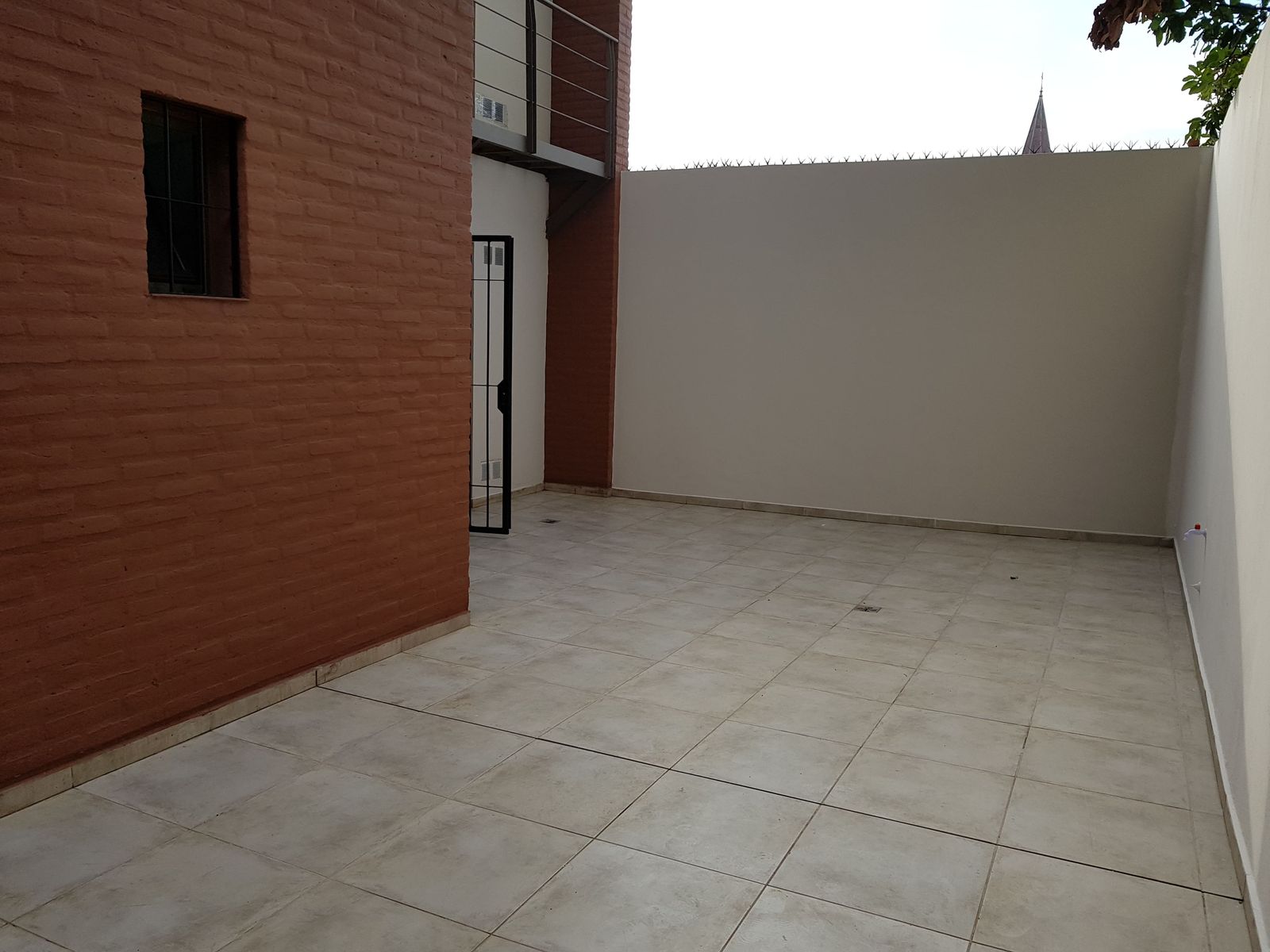 HERMOSO DEPTO MUY AMPLIO CON PATIO PROPIO DE 37 M2 ALTO ALBERDI — foto 3