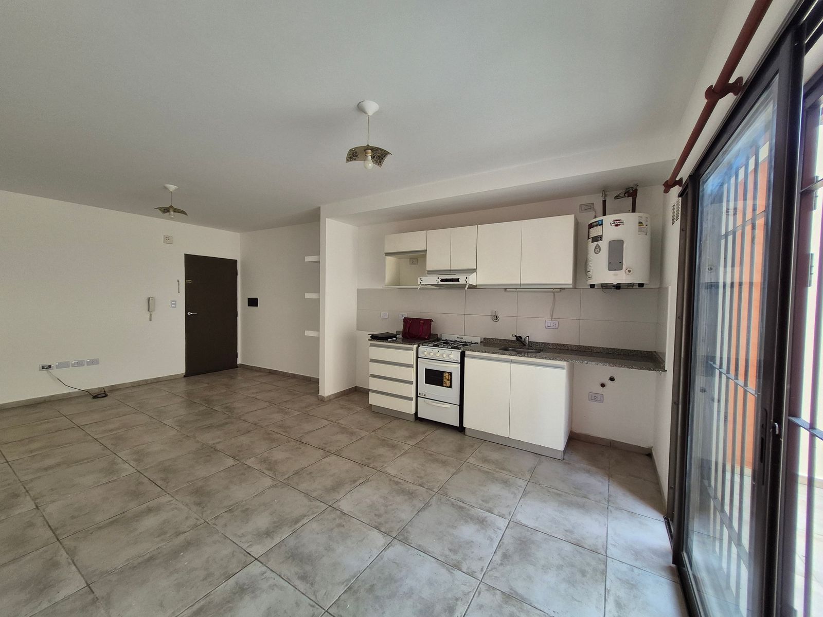 HERMOSO DEPTO MUY AMPLIO CON PATIO PROPIO DE 37 M2 ALTO ALBERDI — foto 4