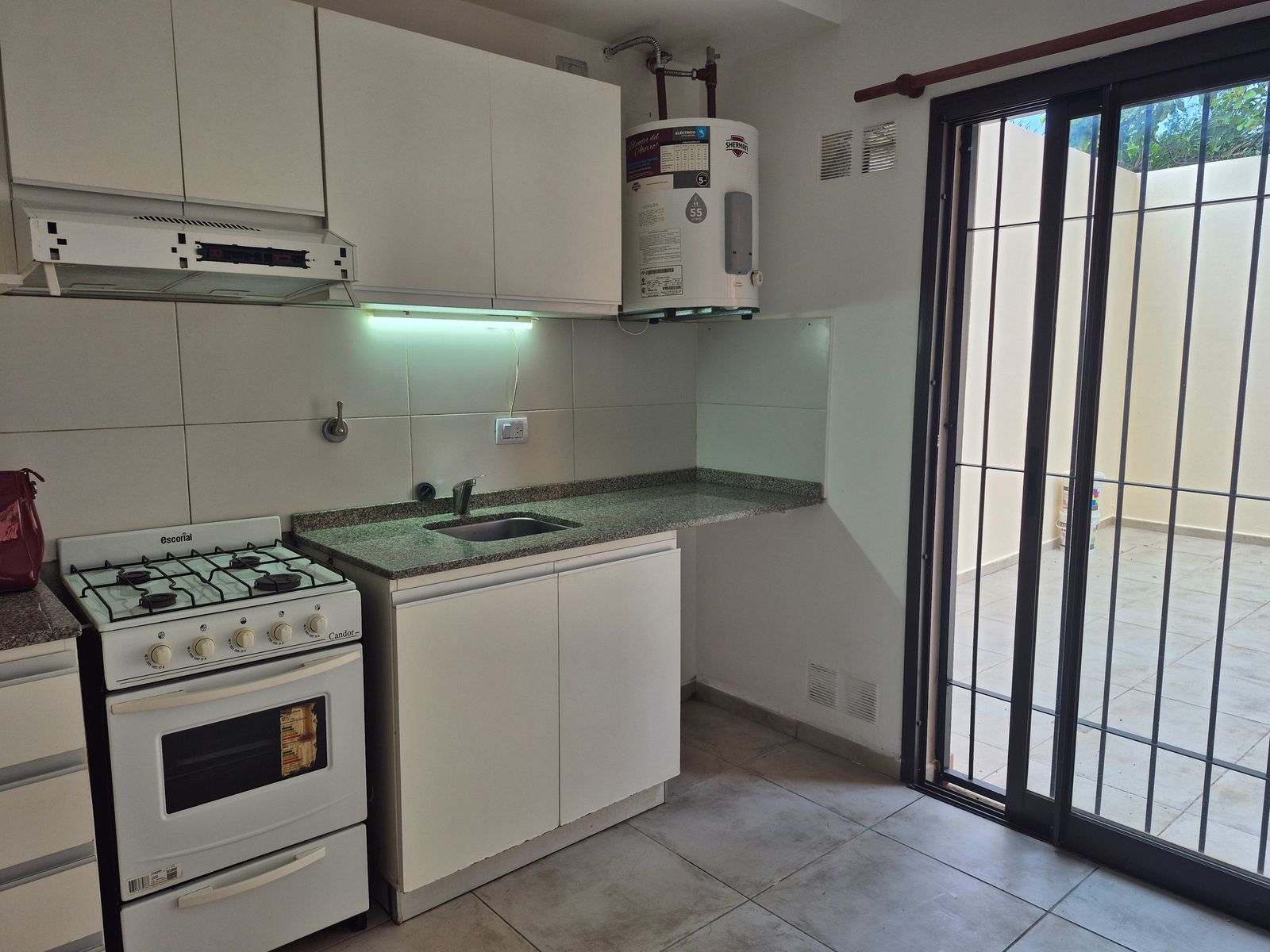 HERMOSO DEPTO MUY AMPLIO CON PATIO PROPIO DE 37 M2 ALTO ALBERDI — foto 9