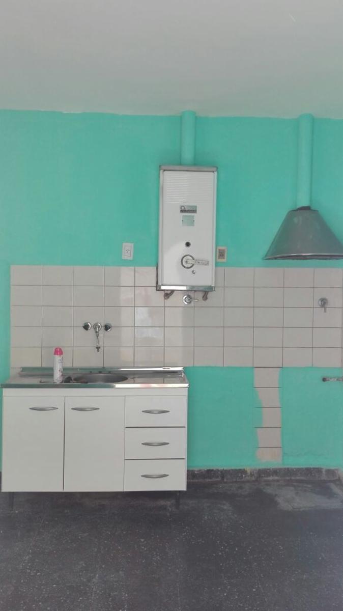vende casa 2 ambientes sobre lote propio, rentada. APTO CREDITO — foto 2