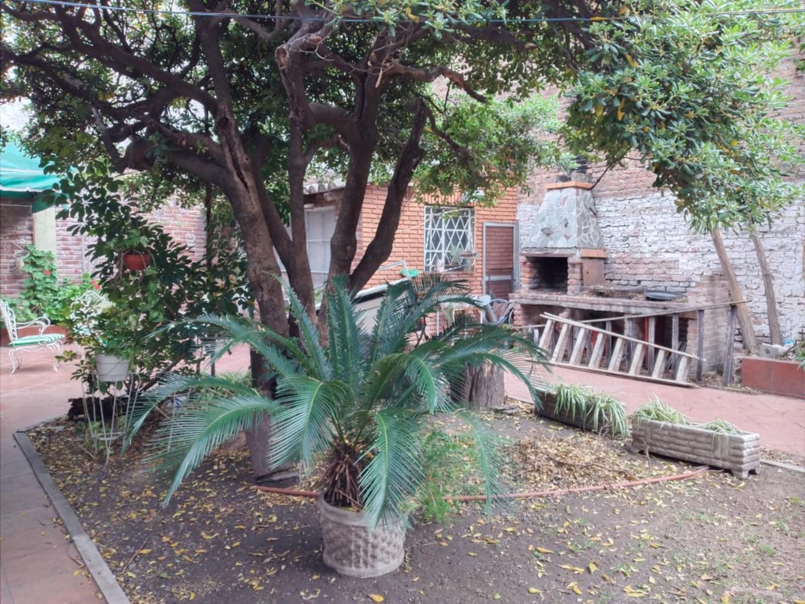 Vende chalet sobre 3 lotes 450 m2. Excelente para inversor
