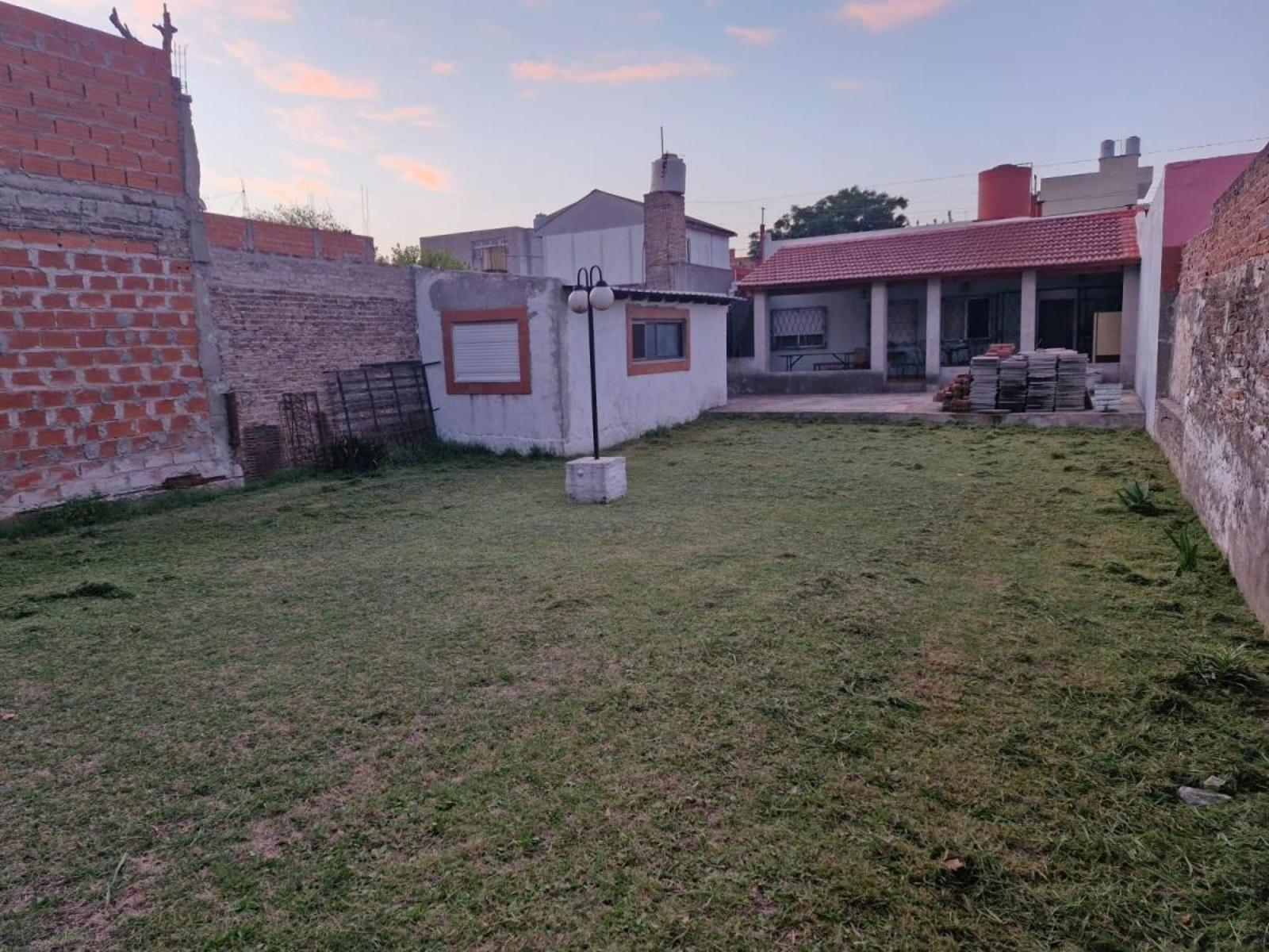 Vende Casa 5 Ambientes, Garage, Galpon, Fondo Libre