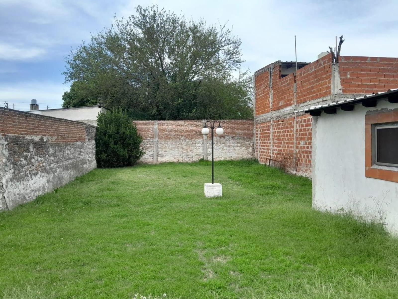 Vende Casa 5 Ambientes, Garage, Galpon, Fondo Libre — foto 3
