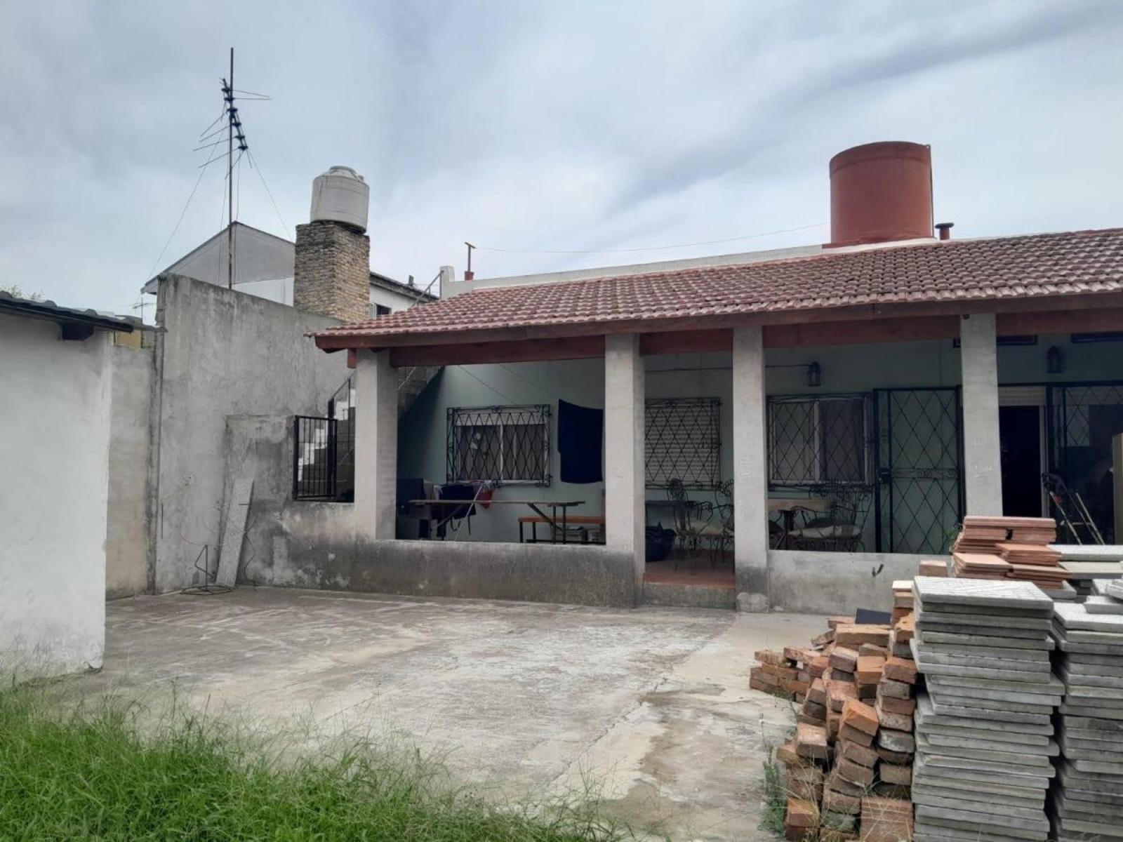 Vende Casa 5 Ambientes, Garage, Galpon, Fondo Libre — foto 4