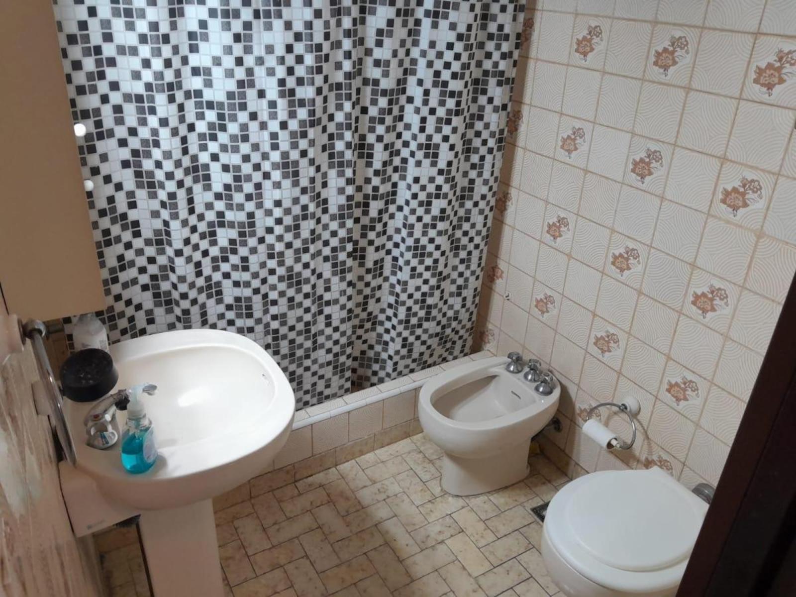 Vende Casa 5 Ambientes, Garage, Galpon, Fondo Libre — foto 9