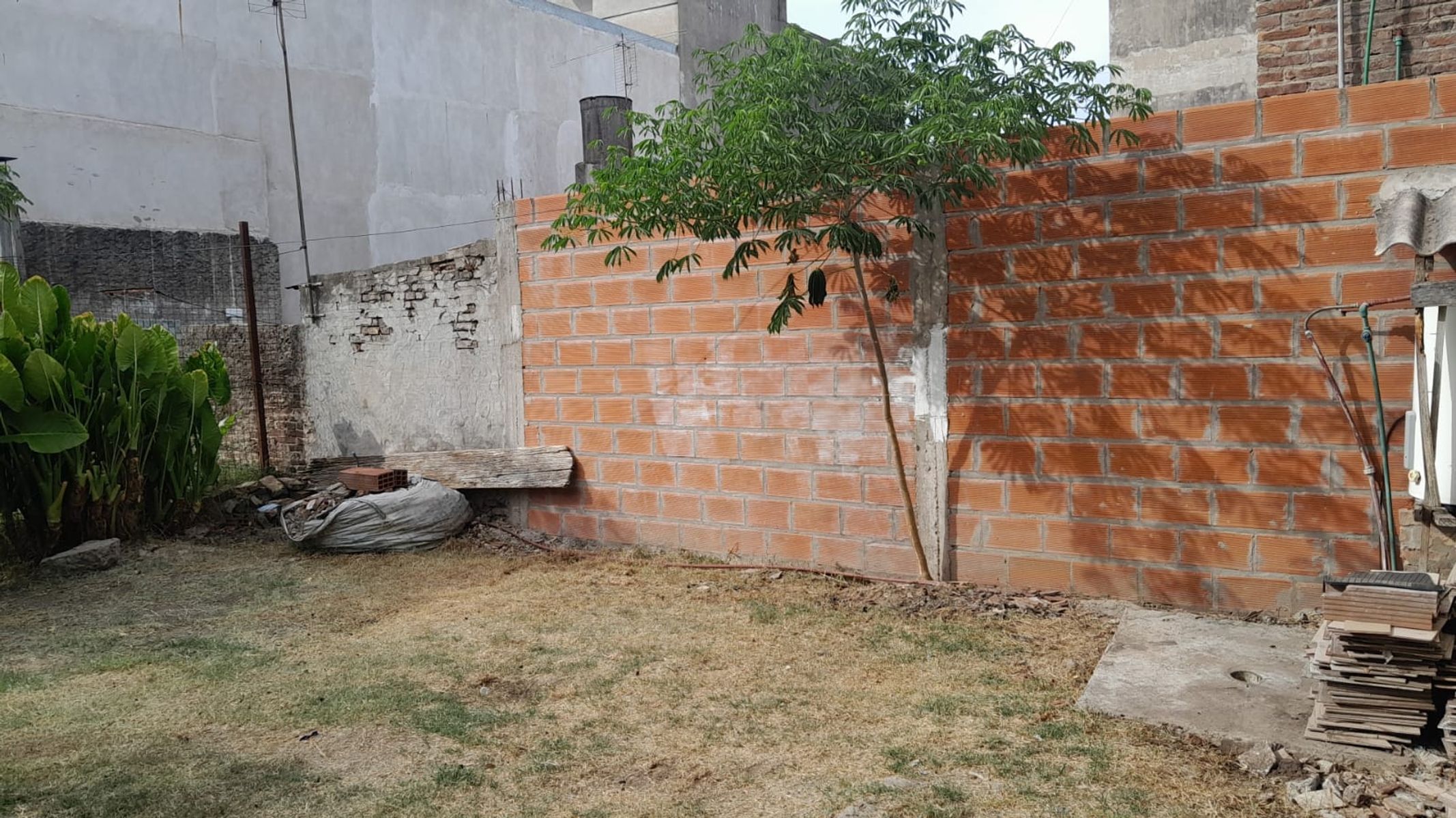 VENTA CASA 4 AMBIENTES Y DEPARTAMENTO. LA TABLADA — foto 3