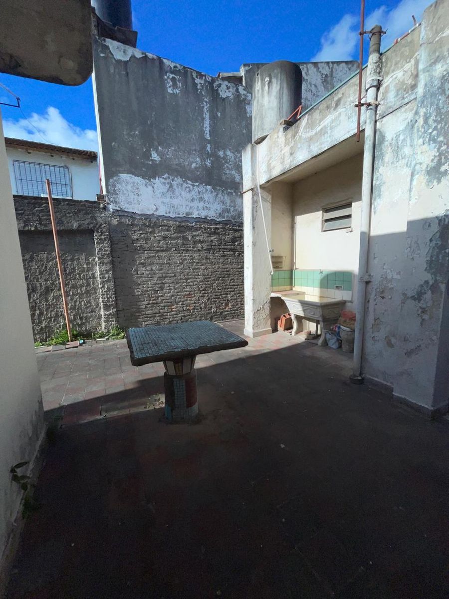 VENTA CASA AL FRENTE DOS AMBIENTES CON GARAJE Y PH AL FONDO DOS AMBIENTES CON PATIO Y ENTRADA INDEPENDIENTE. LA TABLADA - 1