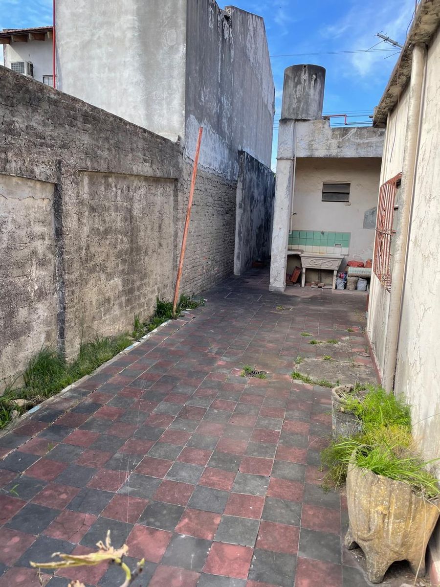 VENTA CASA AL FRENTE DOS AMBIENTES CON GARAJE Y PH AL FONDO DOS AMBIENTES CON PATIO Y ENTRADA INDEPENDIENTE. LA TABLADA - 11