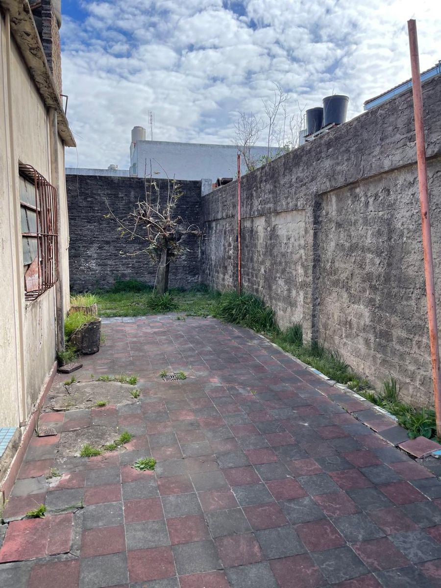 VENTA CASA AL FRENTE DOS AMBIENTES CON GARAJE Y PH AL FONDO DOS AMBIENTES CON PATIO Y ENTRADA INDEPENDIENTE. LA TABLADA - 13