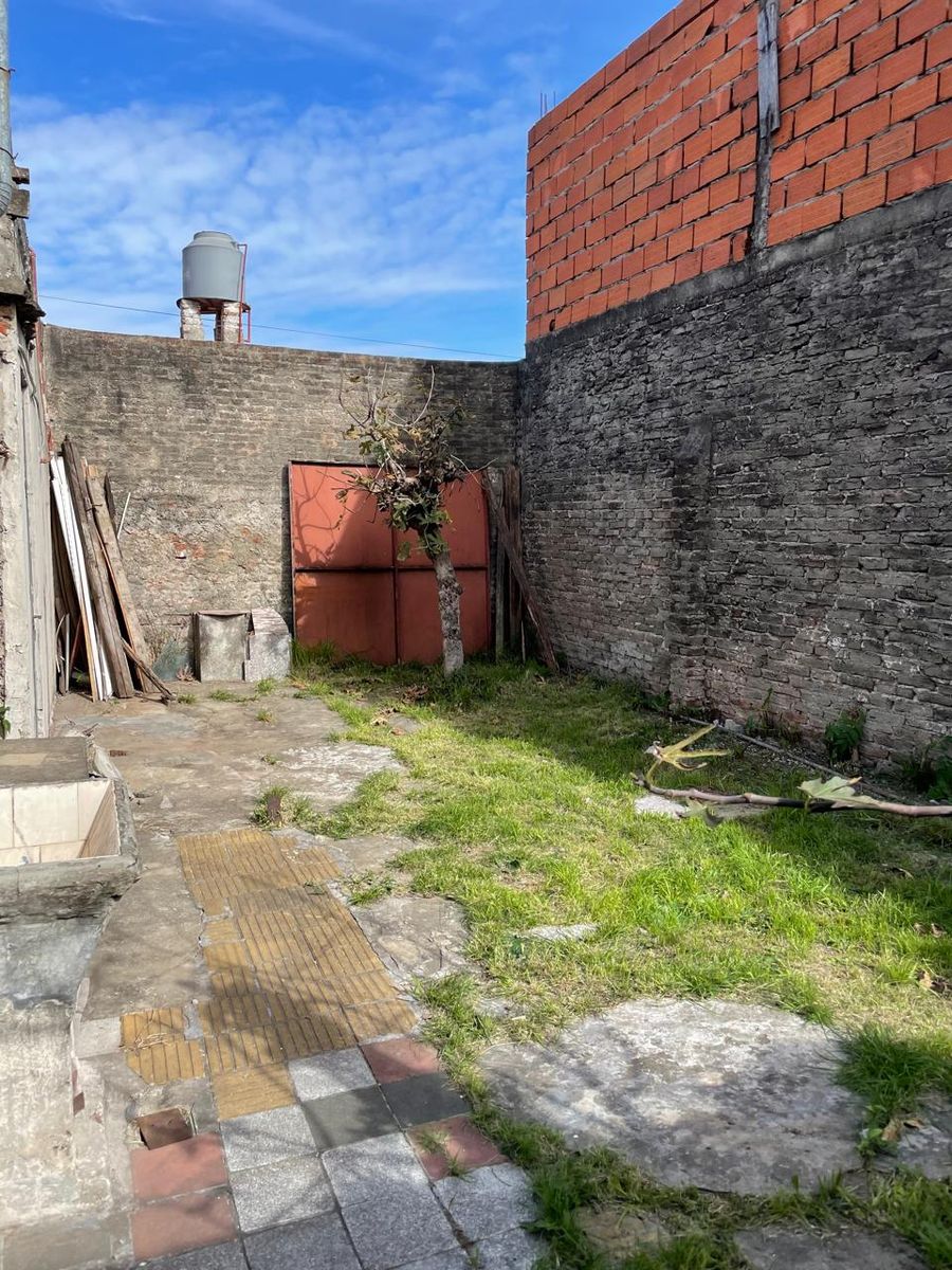 VENTA CASA AL FRENTE DOS AMBIENTES CON GARAJE Y PH AL FONDO DOS AMBIENTES CON PATIO Y ENTRADA INDEPENDIENTE. LA TABLADA - 14