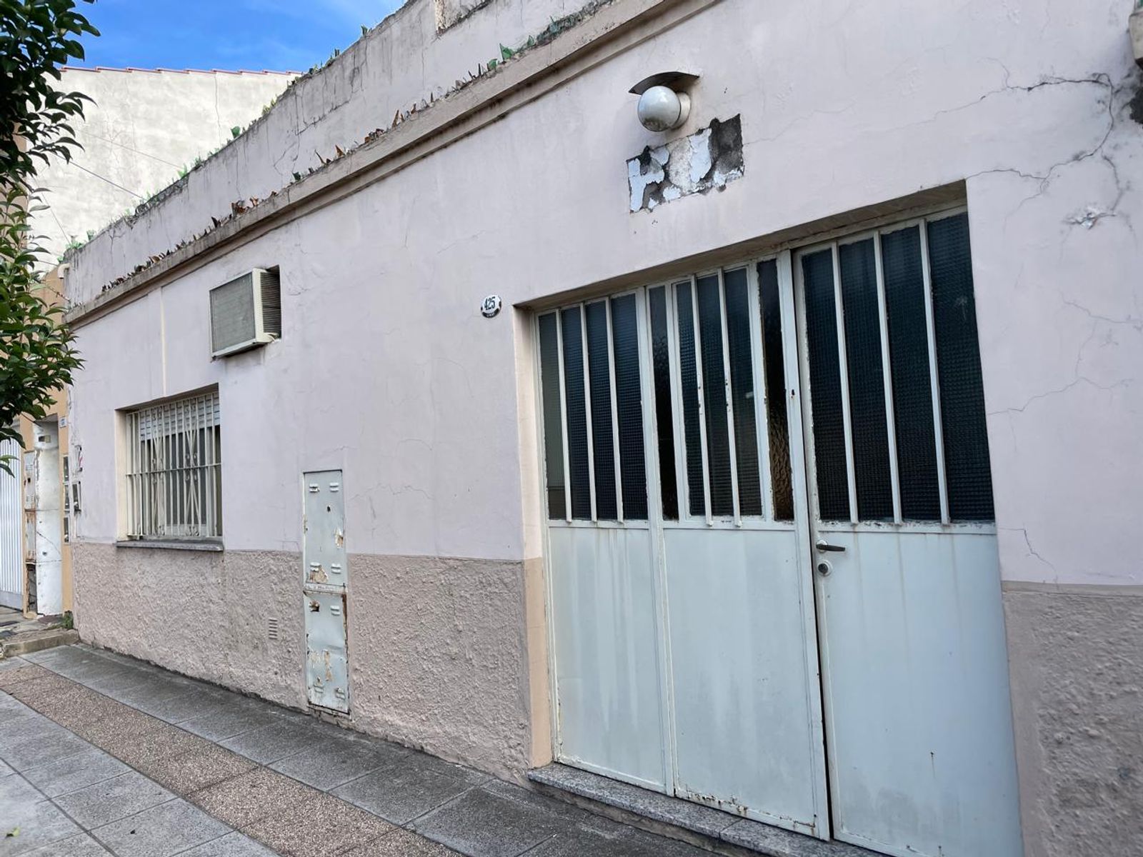 VENTA CASA AL FRENTE DOS AMBIENTES CON GARAJE Y PH AL FONDO DOS AMBIENTES CON PATIO Y ENTRADA INDEPENDIENTE. LA TABLADA - 16