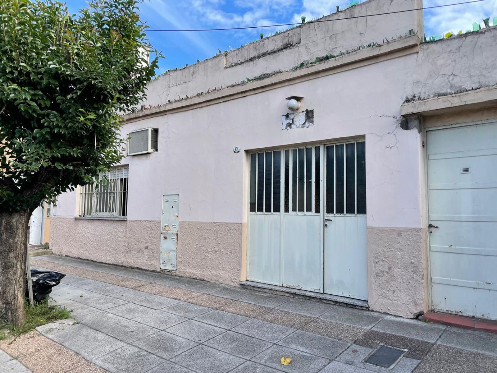 VENTA CASA AL FRENTE DOS AMBIENTES CON GARAJE Y PH AL FONDO DOS AMBIENTES CON PATIO Y ENTRADA INDEPENDIENTE. LA TABLADA - 17