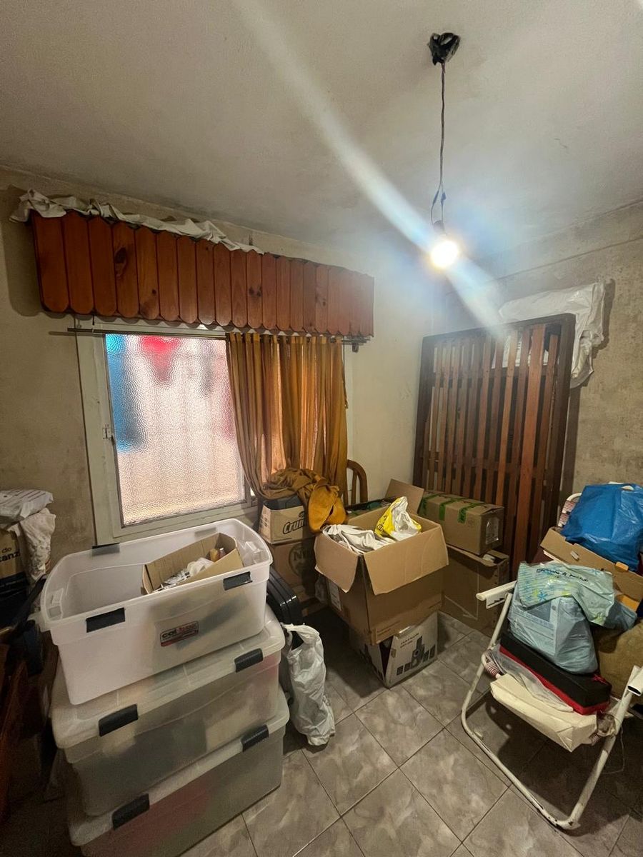 Vende casa 3 ambientes sobre lote de 200 m². Frente al paredon del Cementerio Armenio a metros de Av. Crovara - 2