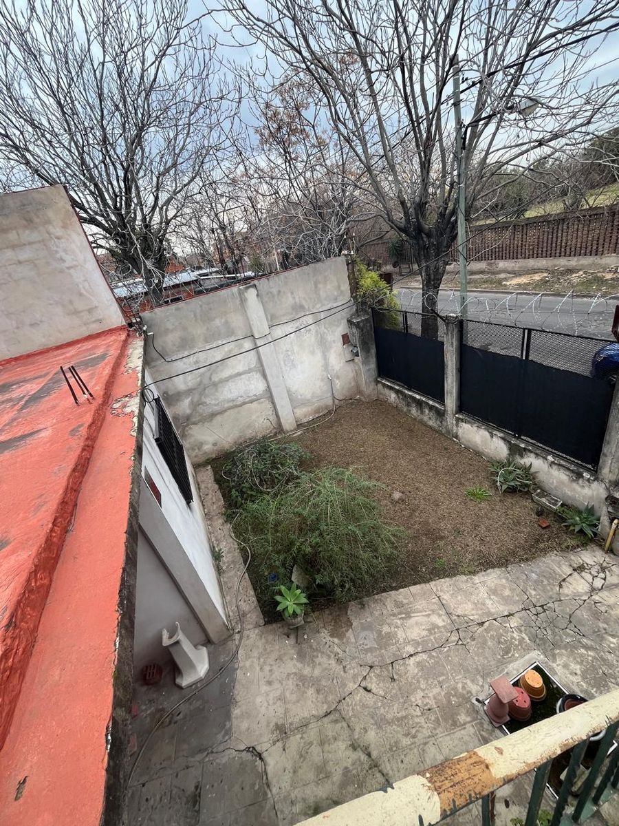 Vende casa 3 ambientes sobre lote de 200 m². Frente al paredon del Cementerio Armenio a metros de Av. Crovara - 6