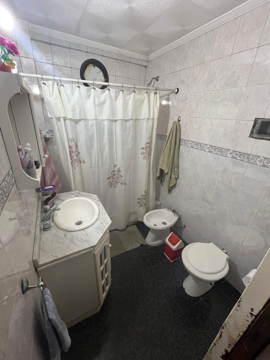 Vende casa 3 ambientes sobre lote de 200 m². Frente al paredon del Cementerio Armenio a metros de Av. Crovara - 7