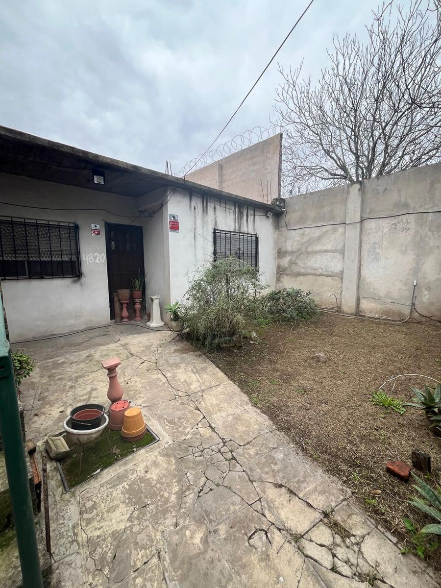 Vende casa 3 ambientes sobre lote de 200 m². Frente al paredon del Cementerio Armenio a metros de Av. Crovara - 8