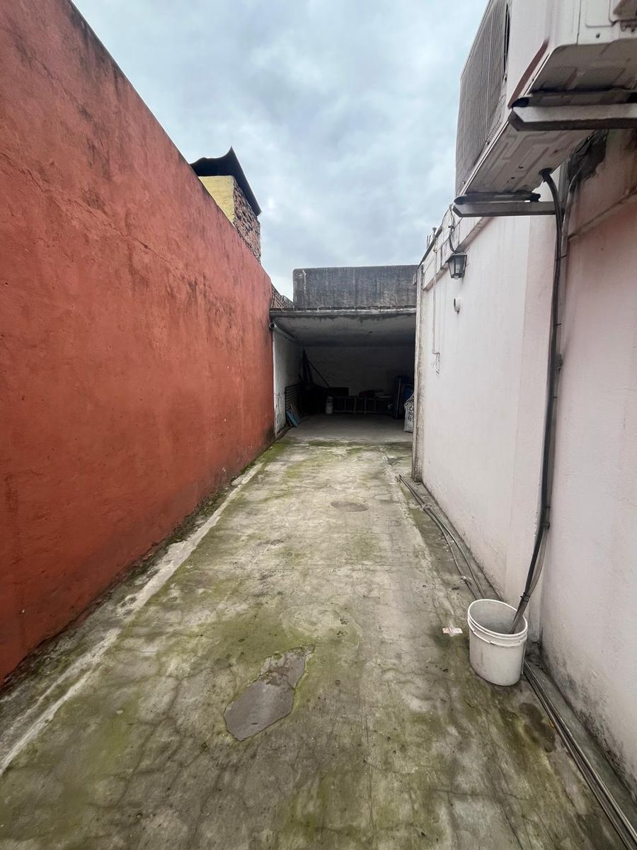 Vende casa 3 ambientes sobre lote de 200 m². Frente al paredon del Cementerio Armenio a metros de Av. Crovara - 9