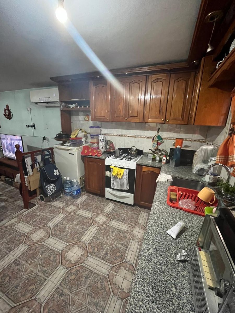 Vende casa 3 ambientes sobre lote de 200 m². Frente al paredon del Cementerio Armenio a metros de Av. Crovara - 10