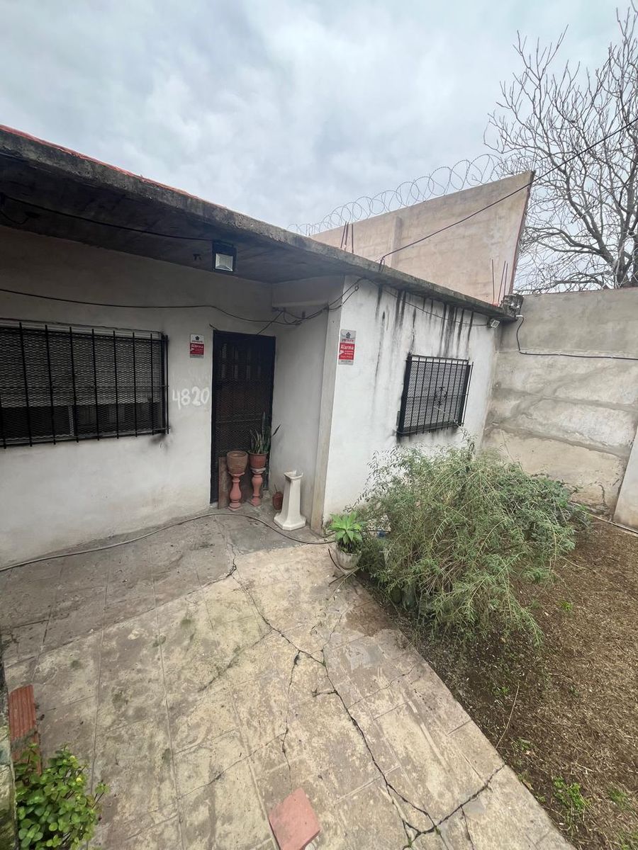 Vende casa 3 ambientes sobre lote de 200 m². Frente al paredon del Cementerio Armenio a metros de Av. Crovara - 11