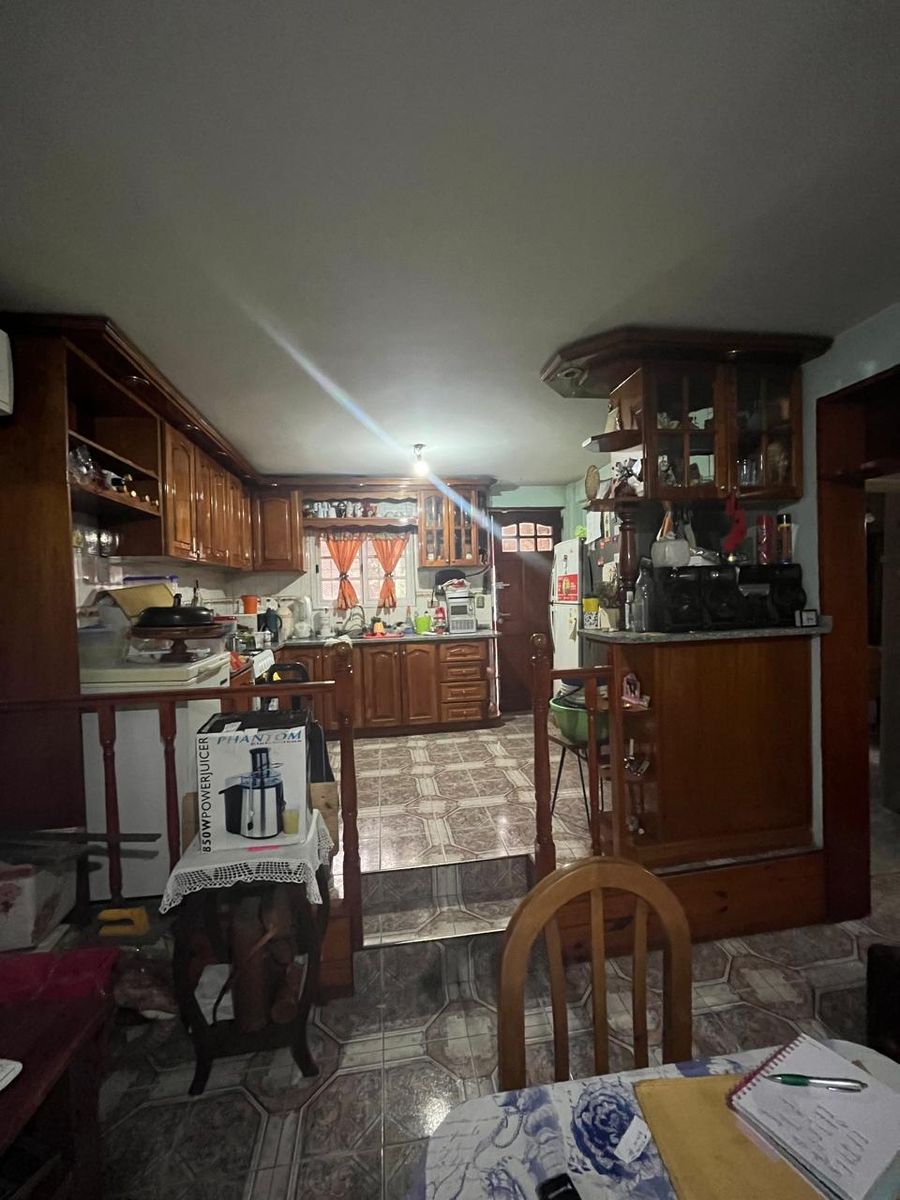 Vende casa 3 ambientes sobre lote de 200 m². Frente al paredon del Cementerio Armenio a metros de Av. Crovara - 12
