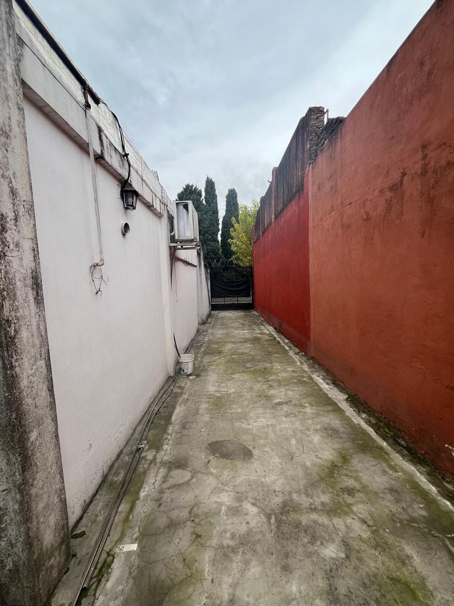 Vende casa 3 ambientes sobre lote de 200 m². Frente al paredon del Cementerio Armenio a metros de Av. Crovara - 13