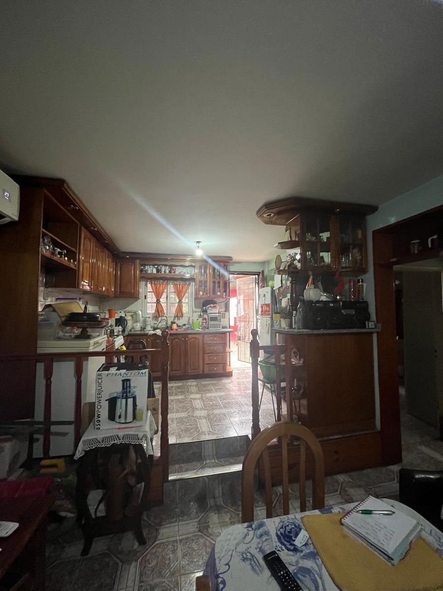 Vende casa 3 ambientes sobre lote de 200 m². Frente al paredon del Cementerio Armenio a metros de Av. Crovara - 14